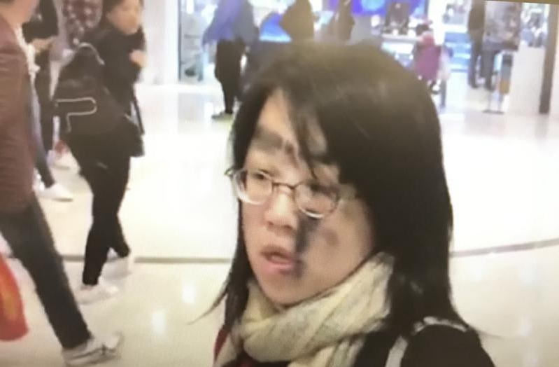 1576456136306504.jpg 有女子面部被暴徒喷漆(图源:《大公报》).jpg