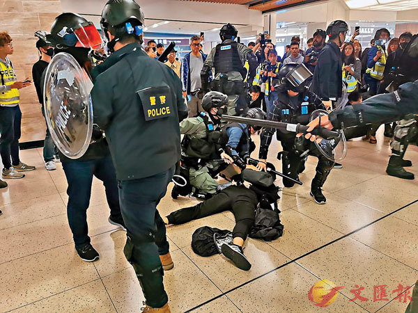 1576456149726311.jpg 便衣警员及防暴警制服黑衣暴徒(图源:《文汇报》).jpg