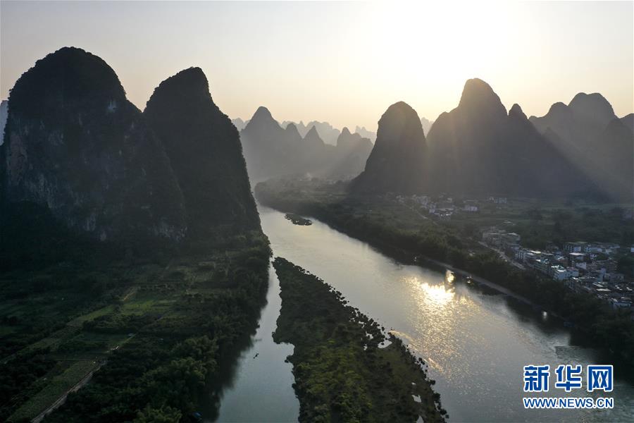 （环境）（6）桂林山水：江作青罗带 山如碧玉篸