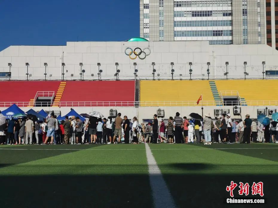 北京市民在宣武体育场进行核酸采样。中新社记者 杜洋 摄