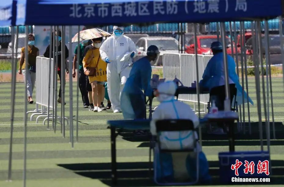 6月14日，北京市民在宣武体育场进行核酸采样。中新社记者 杜洋 摄