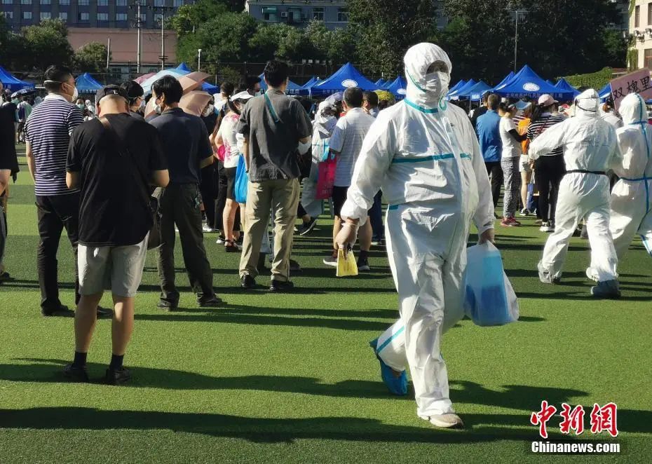 北京市民在宣武体育场进行核酸采样。中新社记者 杜洋 摄