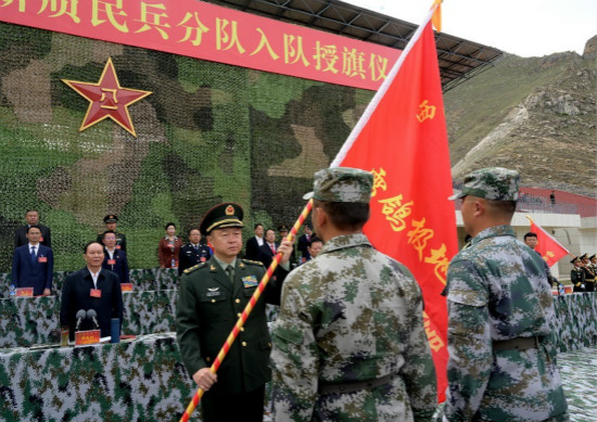 授旗仪式现场。琼达卓嘎 摄