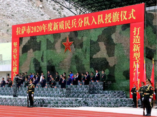授旗仪式现场。琼达卓嘎 摄