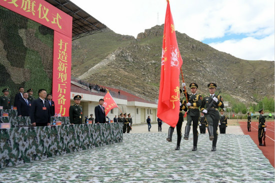 授旗仪式现场。琼达卓嘎 摄