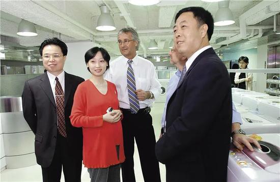  黄光裕妻子杜鹃（左二）曾任国美电器执行董事