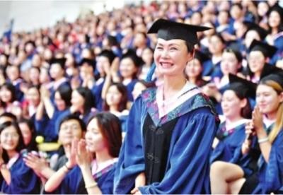 周亚松2019年在华师毕业典礼上。长江日报记者李子云摄