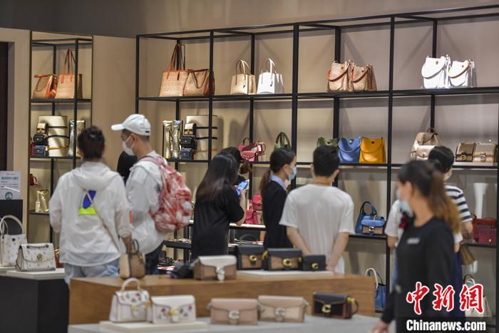 资料图：6月29日，游客在海口日月广场免税店选购免税商品。
<a target='_blank' href='http://www.chinanews.com/'>中新社</a>记者 骆云飞 摄