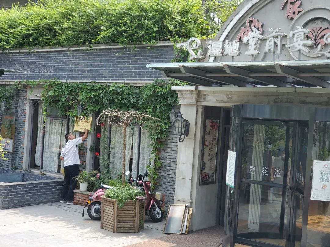 图为工作人员正在拆除