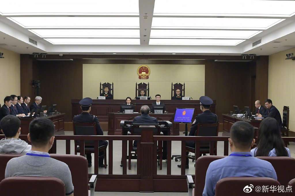 华融公司原董事长赖小民被控受贿17.88亿、重婚并育有二子