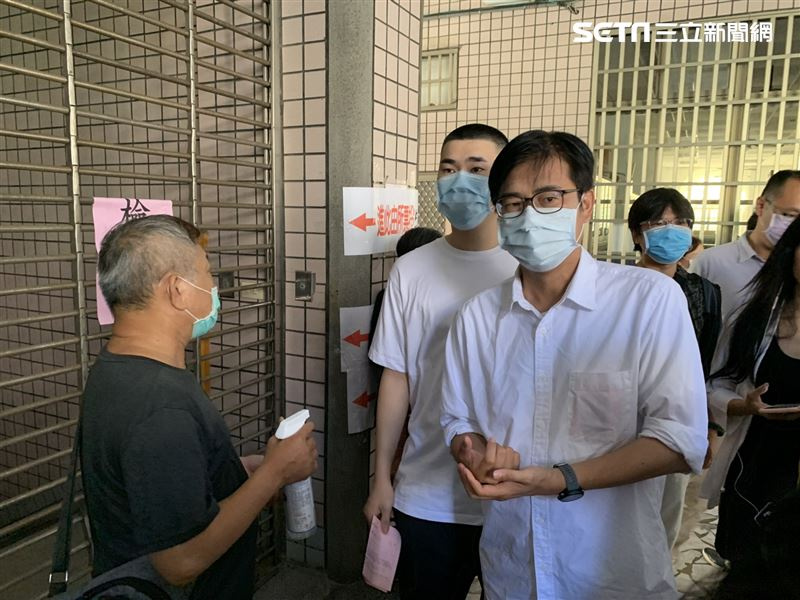陈其迈15日上午到投票所投票（图片来源：台媒）