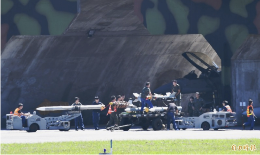 全台战机接力紧急升空警戒，地面人员则忙着挂弹补给。