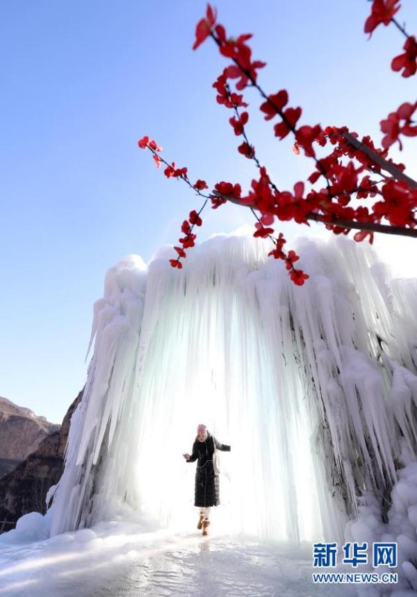 河北平山：冰瀑美景现太行