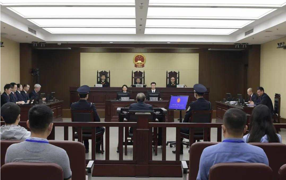 贪近18亿!华融原董事长赖小民被判死刑