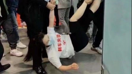 è­¦æ¹ååºå¥³å­ç¹æ¯æè½¦é¡¶ç»´æï¼å·²å¸¦å°æ´¾åºæè°æ¥