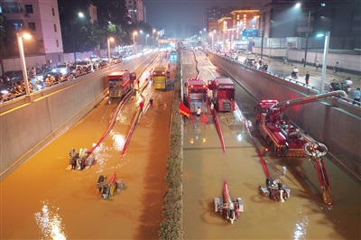 郑州京广隧道排水现场拖出200多辆涉水车 遇难人数核实中