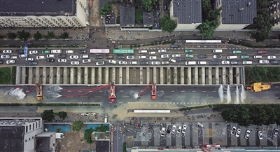 郑州京广隧道排水现场拖出200多辆涉水车 遇难人数核实中