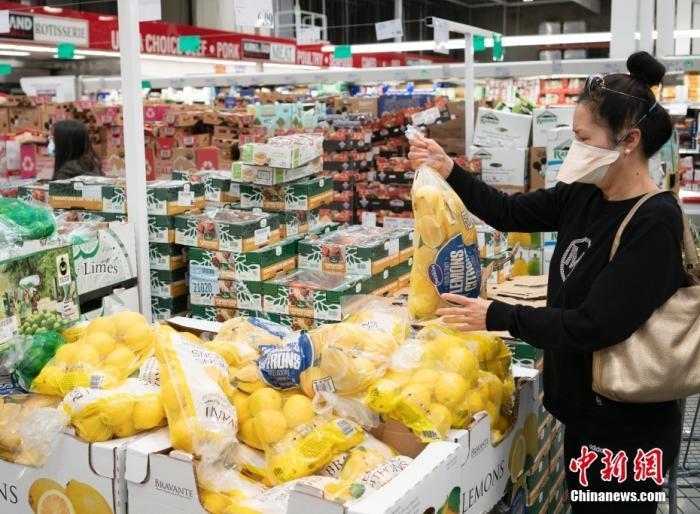 资料图：美国民众在超市内购物。 <a target='_blank' href='/'>中新社</a>记者 刘关关 摄